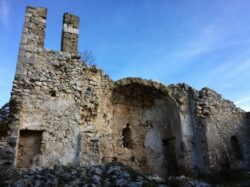 Les ruines de Châteauneuf les Moustiers