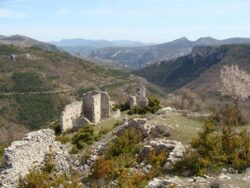 Les ruines de Châteauneuf les Moustiers